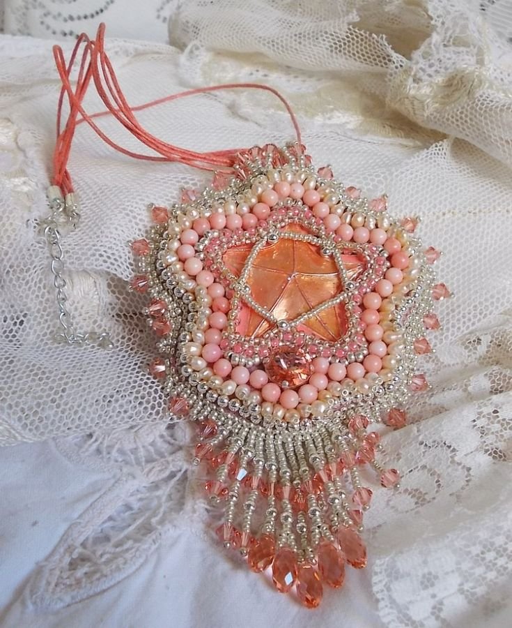 Colar pendente de coral bordado com uma estrela metálica e pérolas cultivadas 