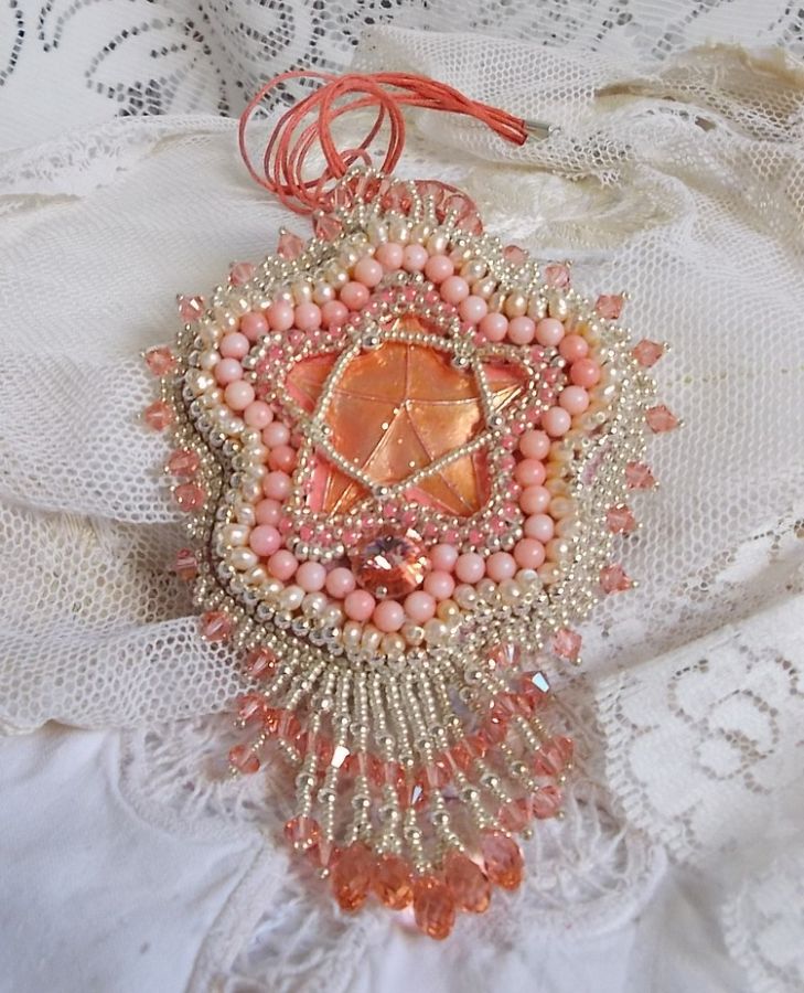 Colar pendente de coral bordado com uma estrela metálica e pérolas cultivadas 