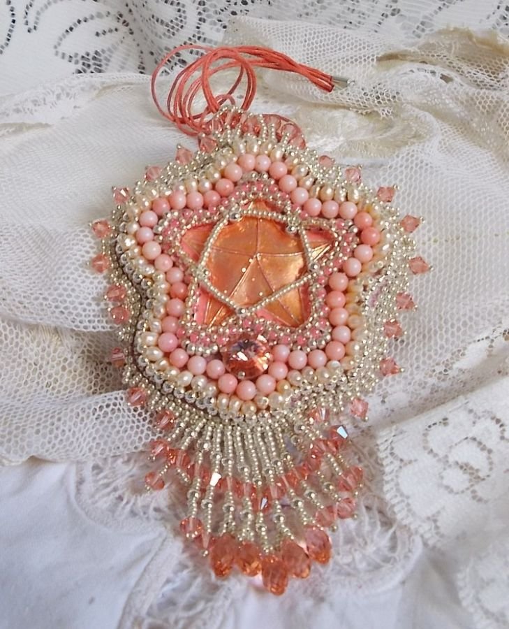 Colar pendente de coral bordado com uma estrela metálica e pérolas cultivadas 
