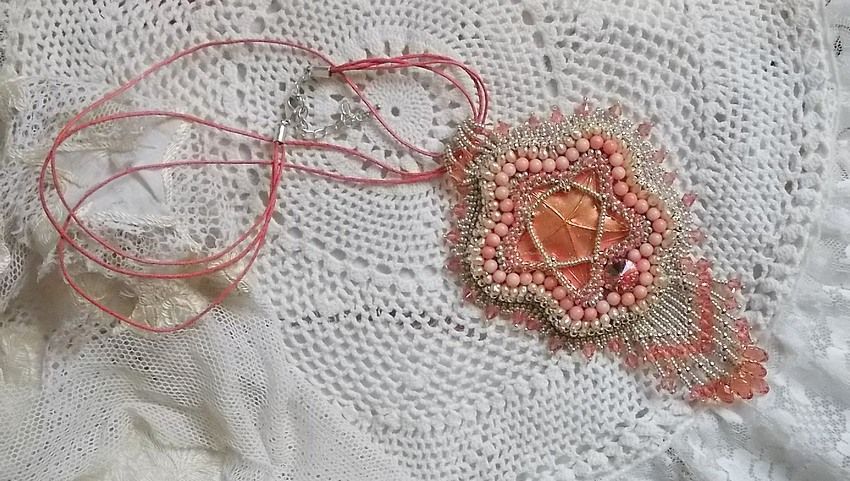 Colar pendente de coral bordado com uma estrela metálica e pérolas cultivadas 