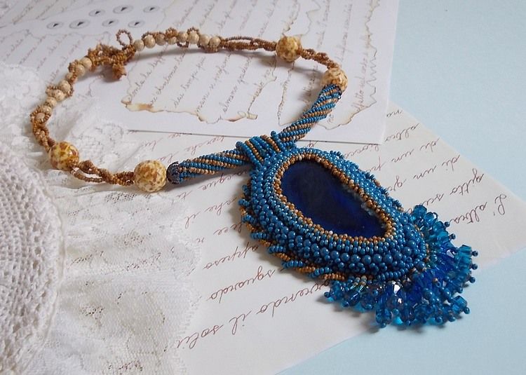 Colar pendente da Córsega bordado com ágata azul safira e contas de sementes bege