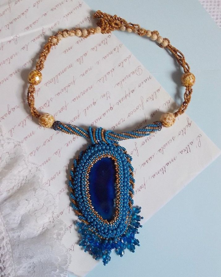 Colar pendente da Córsega bordado com ágata azul safira e contas de sementes bege