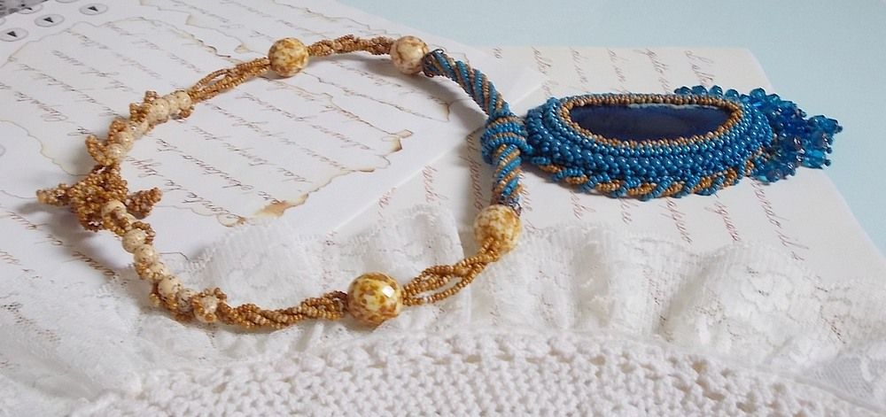 Colar pendente da Córsega bordado com ágata azul safira e contas de sementes bege