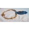 Colar pendente da Córsega bordado com ágata azul safira e contas de sementes bege