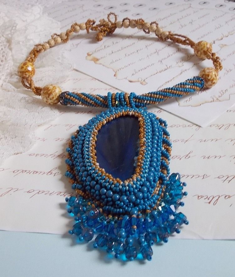 Colar pendente da Córsega bordado com ágata azul safira e contas de sementes bege