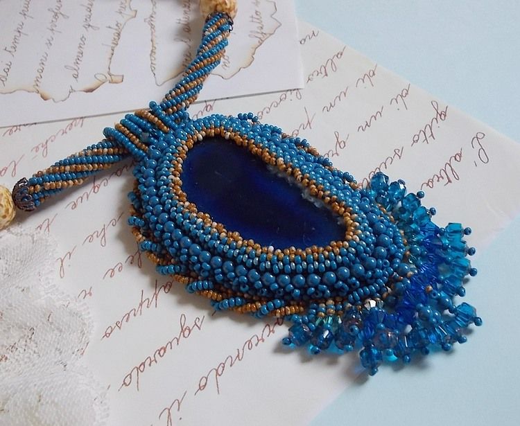 Colar pendente da Córsega bordado com ágata azul safira e contas de sementes bege