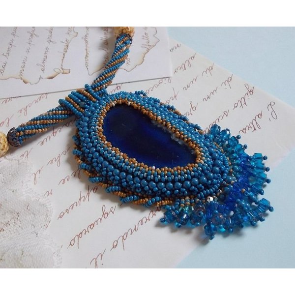 Colar pendente da Córsega bordado com ágata azul safira e contas de sementes bege