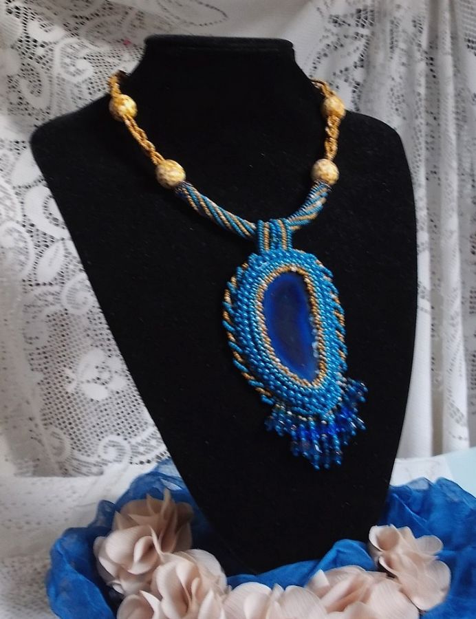 Colar pendente da Córsega bordado com ágata azul safira e contas de sementes bege