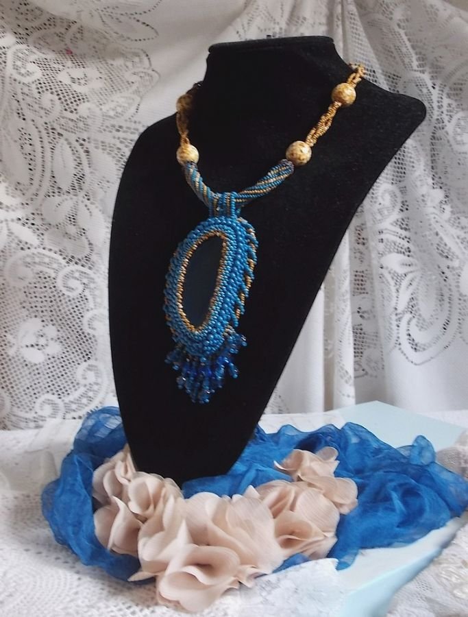 Colar pendente da Córsega bordado com ágata azul safira e contas de sementes bege