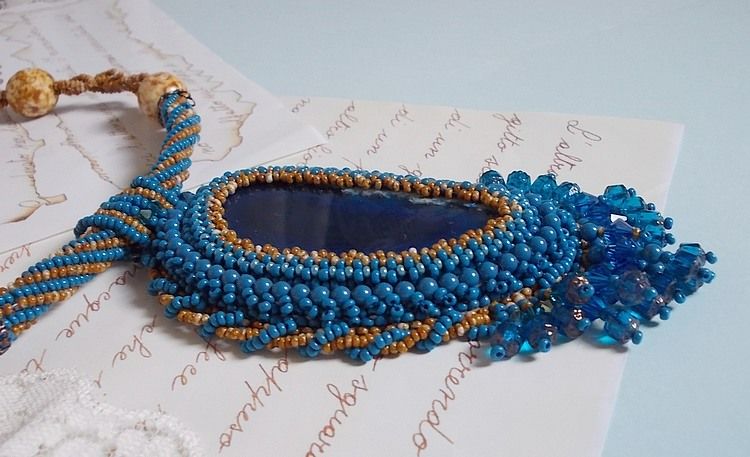Colar pendente da Córsega bordado com ágata azul safira e contas de sementes bege