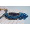 Colar pendente da Córsega bordado com ágata azul safira e contas de sementes bege