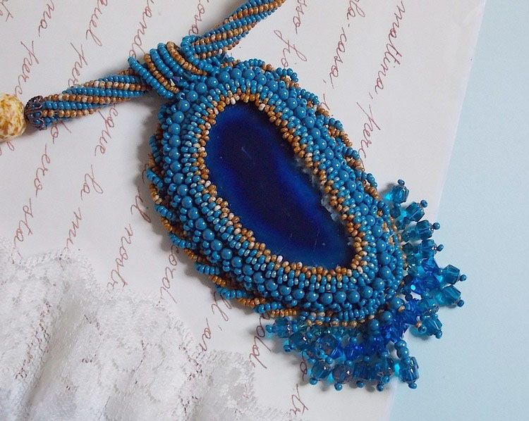 Colar pendente da Córsega bordado com ágata azul safira e contas de sementes bege