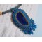 Colar pendente da Córsega bordado com ágata azul safira e contas de sementes bege