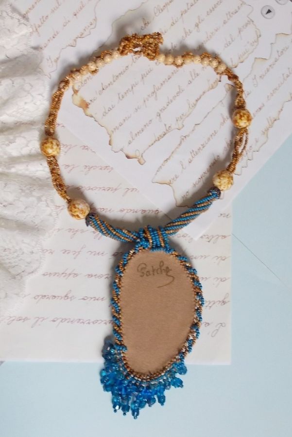 Colar pendente da Córsega bordado com ágata azul safira e contas de sementes bege