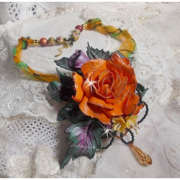 Colar pendente Douceur de Printemps criado em porcelana fria e v&aacute;rias p&eacute;rolas