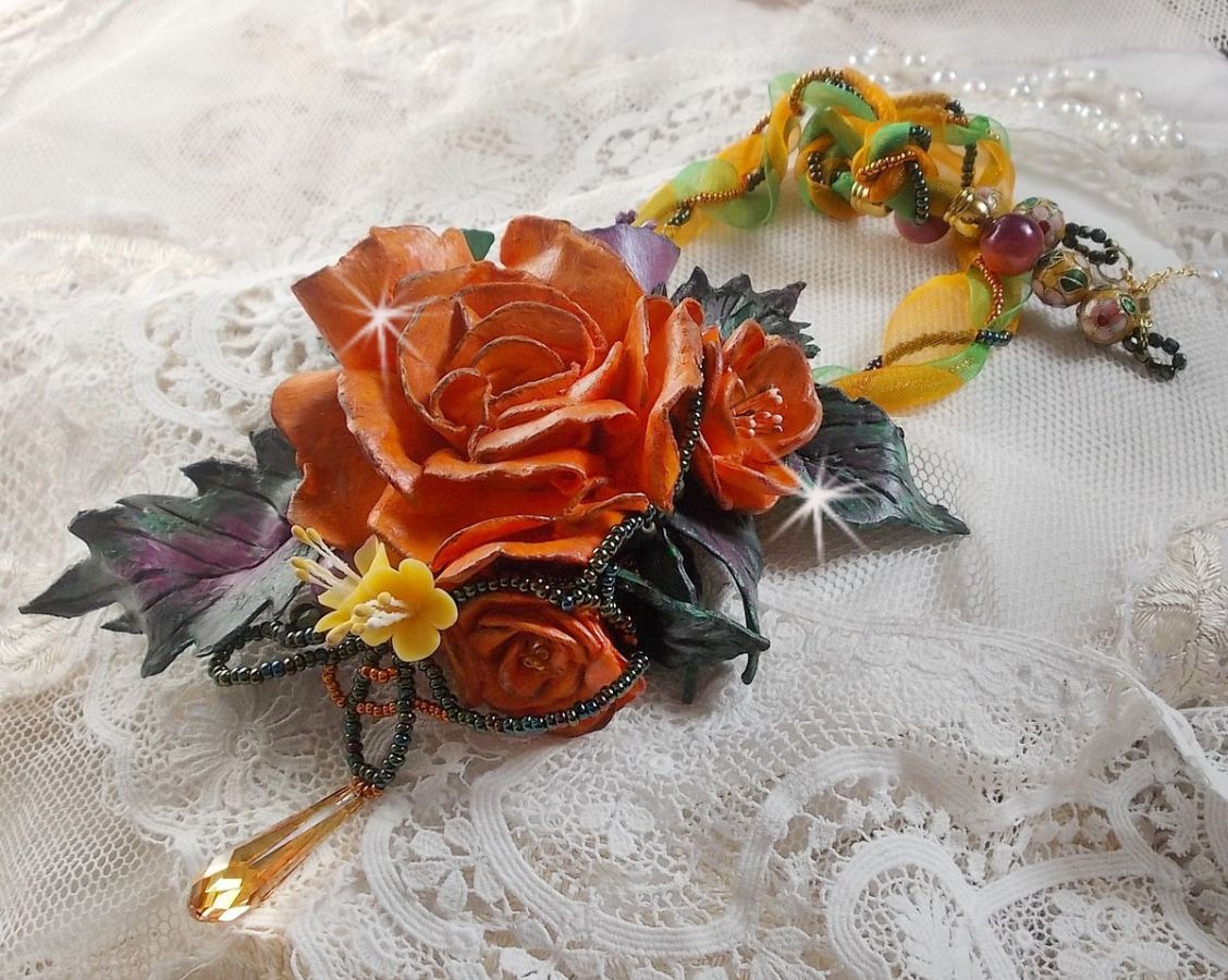 Colar pendente Douceur de Printemps criado em porcelana fria e várias pérolas