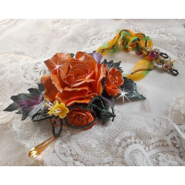 Colar pendente Douceur de Printemps criado em porcelana fria e v&aacute;rias p&eacute;rolas