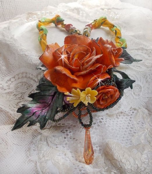 Colar pendente Douceur de Printemps criado em porcelana fria e v&aacute;rias p&eacute;rolas