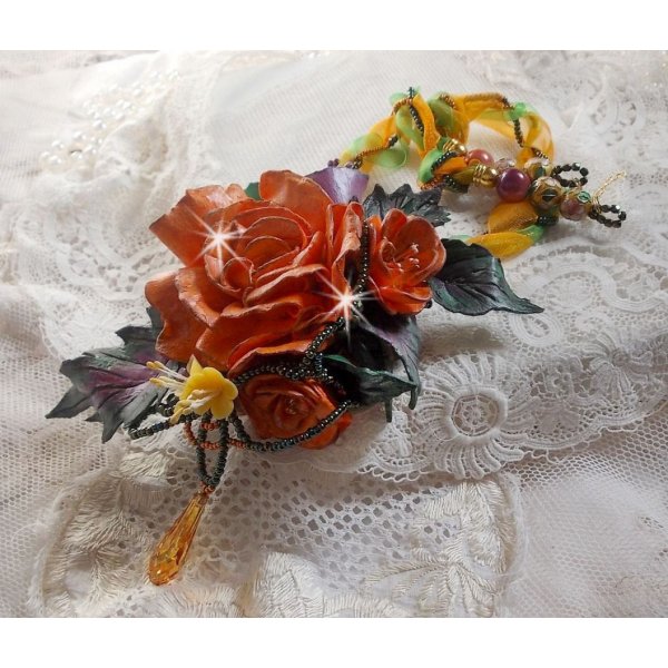 Colar pendente Douceur de Printemps criado em porcelana fria e v&aacute;rias p&eacute;rolas