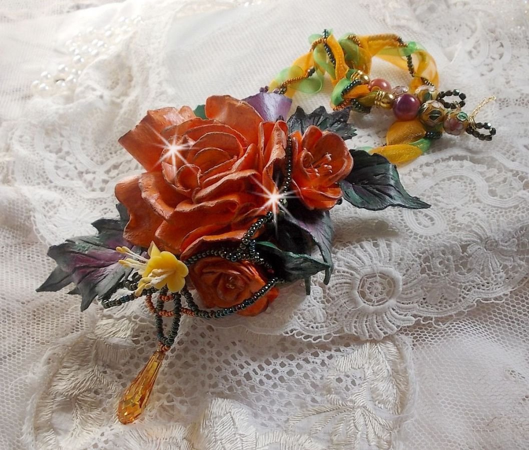 Colar pendente Douceur de Printemps criado em porcelana fria e várias pérolas