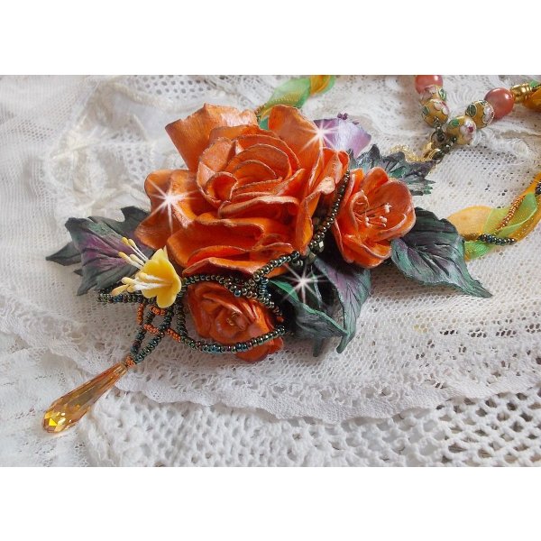 Colar pendente Douceur de Printemps criado em porcelana fria e v&aacute;rias p&eacute;rolas