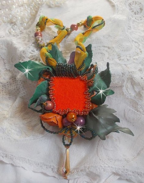 Colar pendente Douceur de Printemps criado em porcelana fria e v&aacute;rias p&eacute;rolas