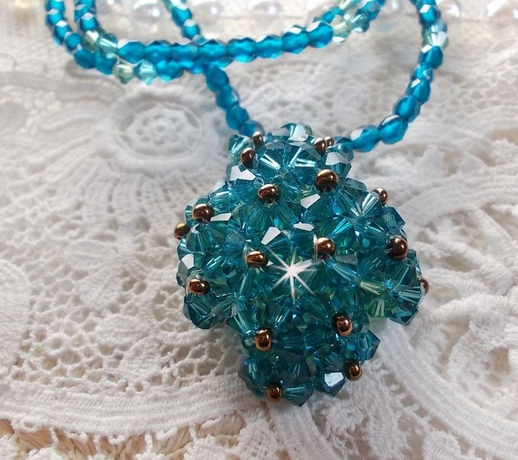 Colar pingente de esmeralda com gira-discos de cristal Swarovski e facetas