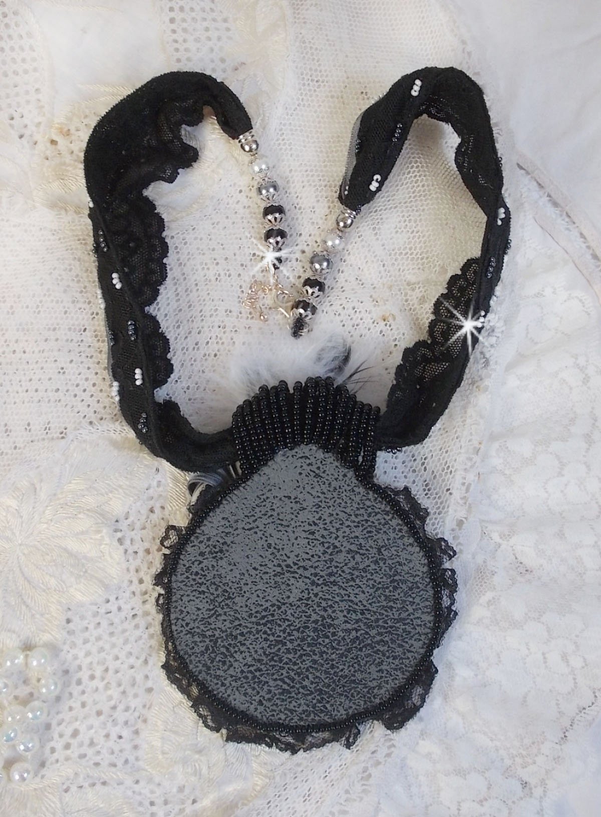 Colar pendente de Fada Negra com um belo chapéu de seda e pérolas.