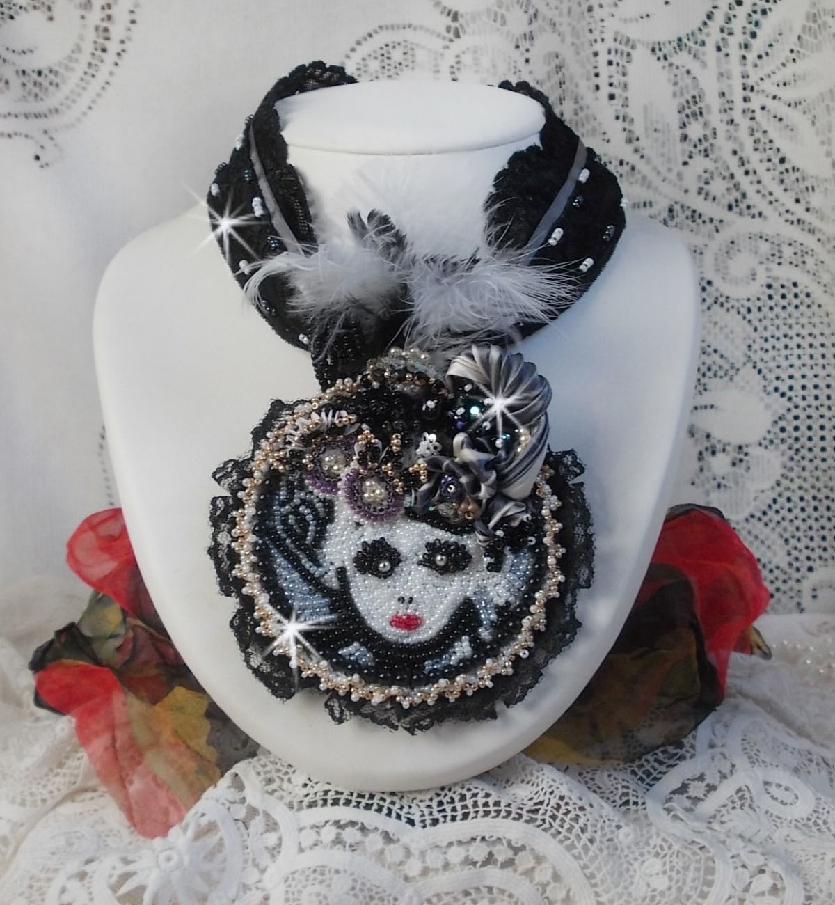 Colar pendente de Fada Negra com um belo chapéu de seda e pérolas.