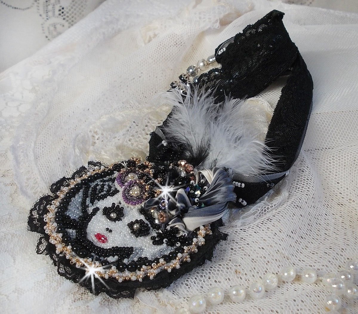 Colar pendente de Fada Negra com um belo chapéu de seda e pérolas.
