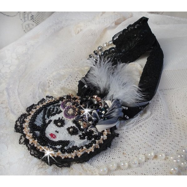 Colar pendente de Fada Negra com um belo chap&eacute;u de seda e p&eacute;rolas.