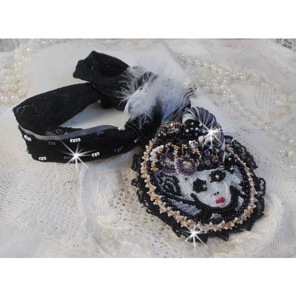 Colar pendente de Fada Negra com um belo chap&eacute;u de seda e p&eacute;rolas.