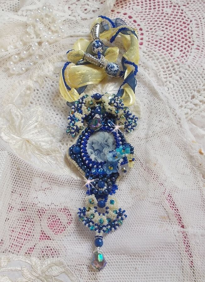 Colar pendente Haute-Couture Blue Palace com contas de sementes coloridas e cristais Swarovski