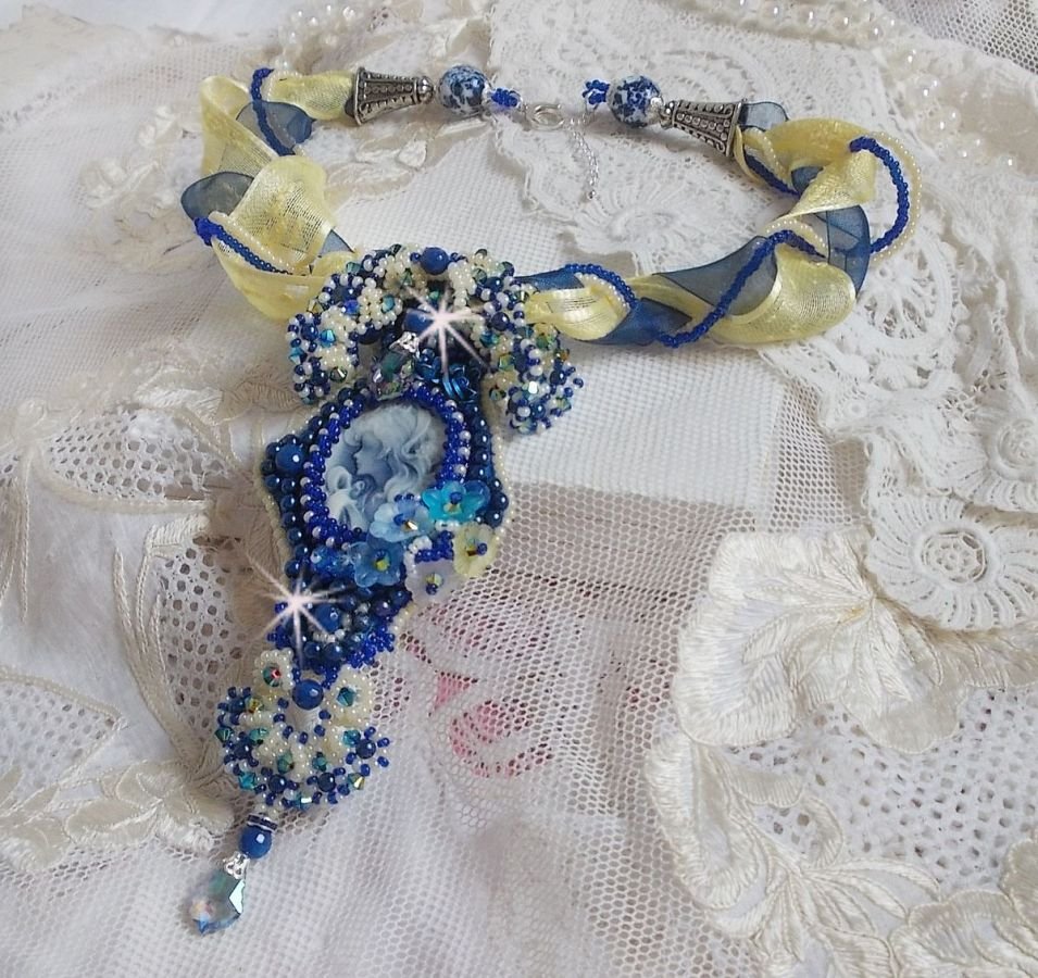 Colar pendente Haute-Couture Blue Palace com contas de sementes coloridas e cristais Swarovski