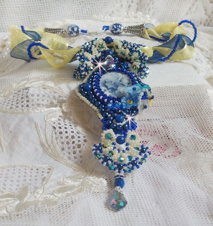 Colar pendente Haute-Couture Blue Palace com contas de sementes coloridas e cristais Swarovski