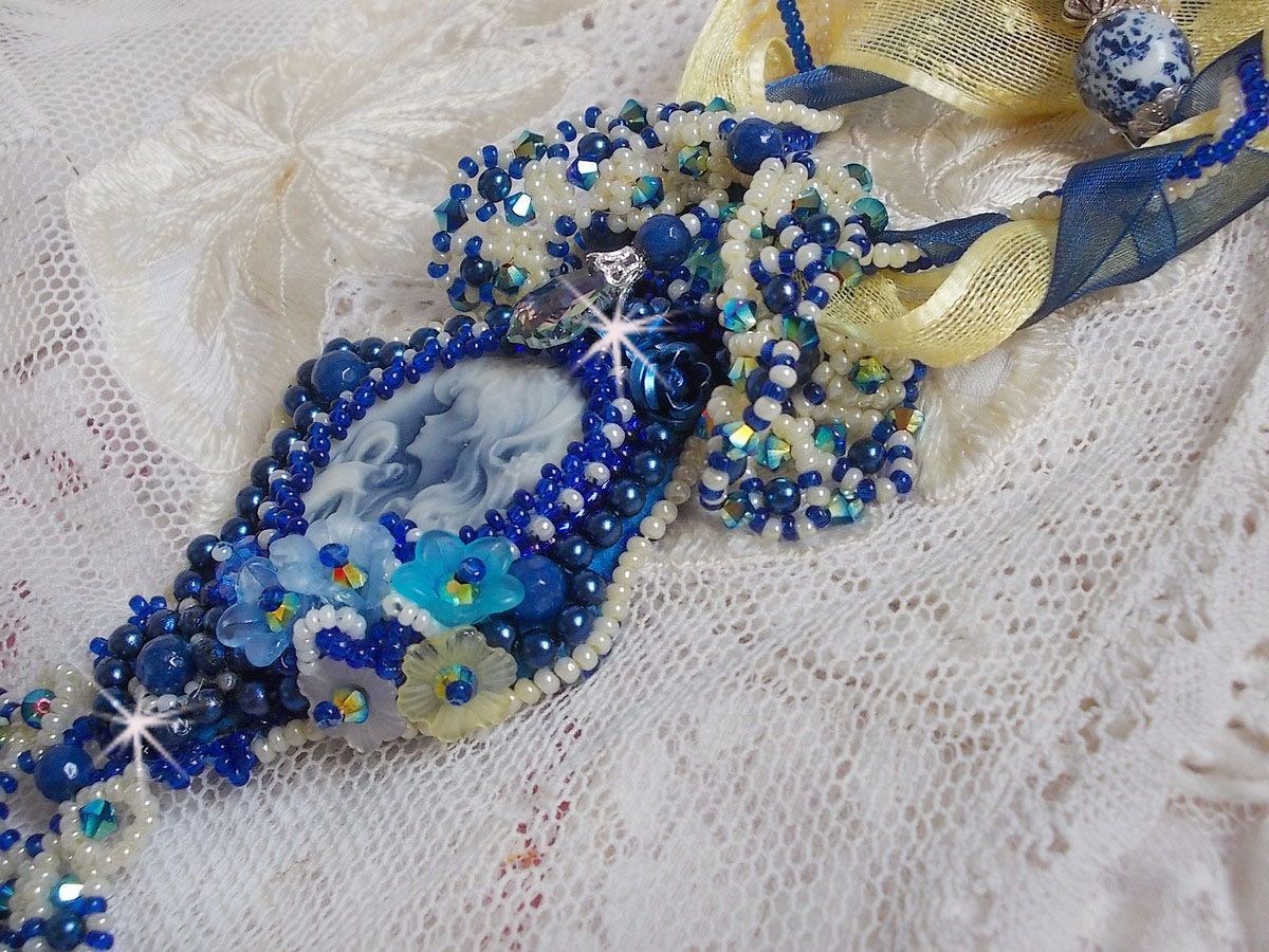Colar pendente Haute-Couture Blue Palace com contas de sementes coloridas e cristais Swarovski