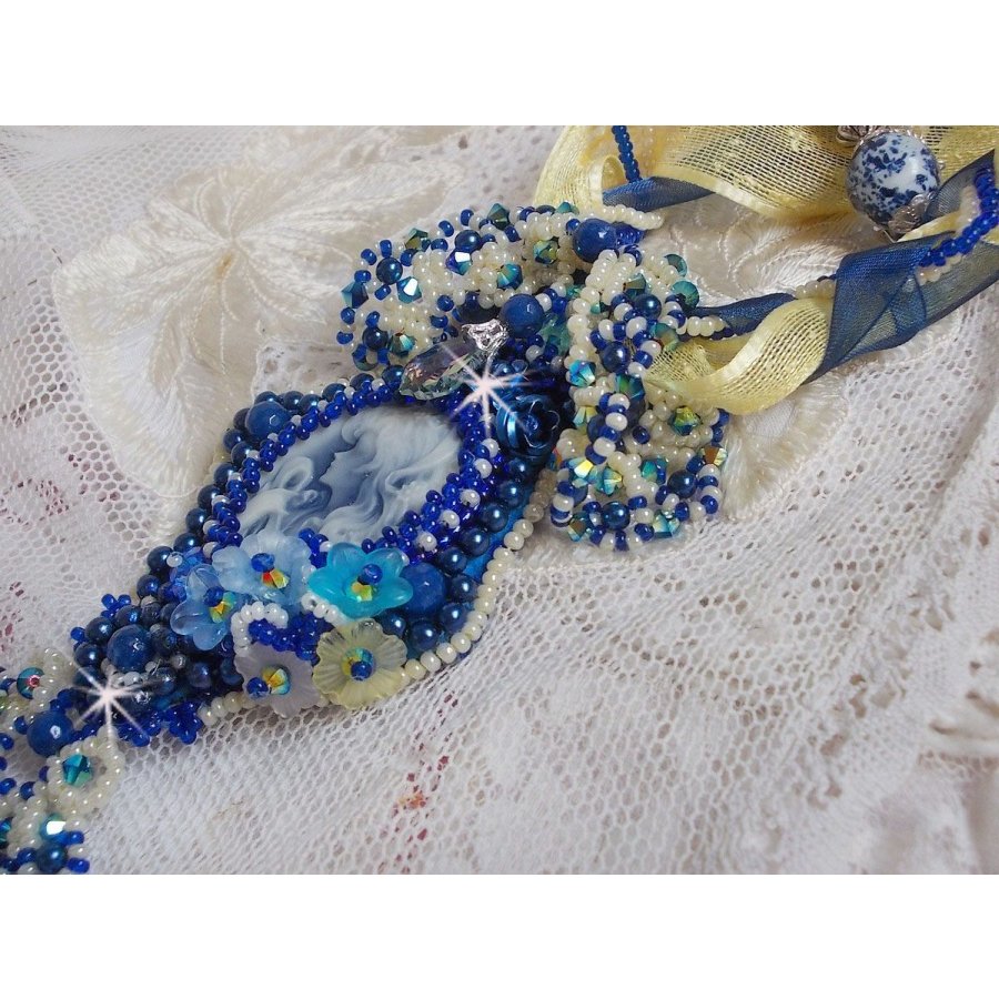 Colar pendente Haute-Couture Blue Palace com contas de sementes coloridas e cristais Swarovski