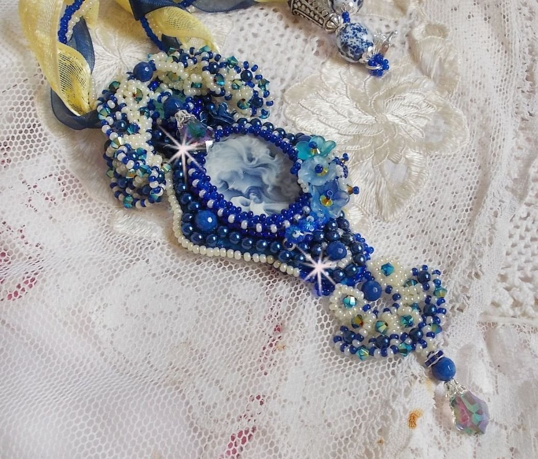 Colar pendente Haute-Couture Blue Palace com contas de sementes coloridas e cristais Swarovski