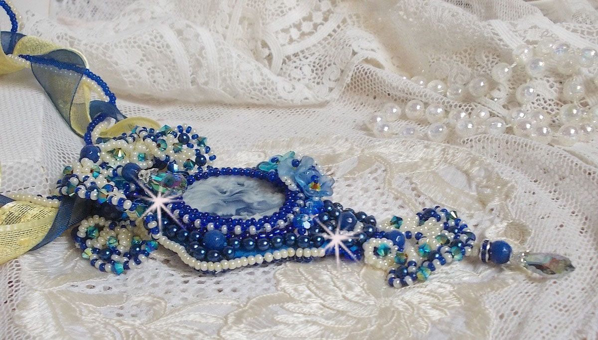 Colar pendente Haute-Couture Blue Palace com contas de sementes coloridas e cristais Swarovski
