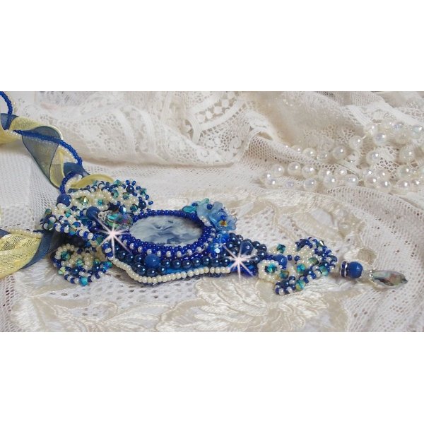 Colar pendente Haute-Couture Blue Palace com contas de sementes coloridas e cristais Swarovski