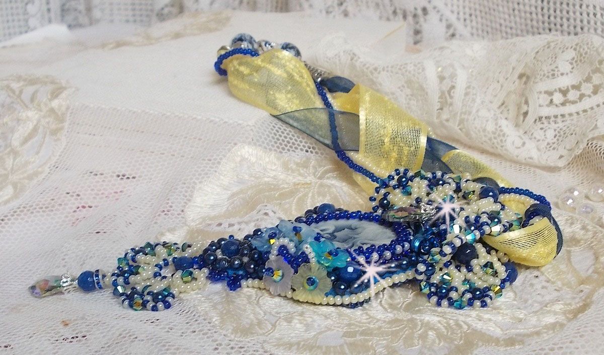 Colar pendente Haute-Couture Blue Palace com contas de sementes coloridas e cristais Swarovski
