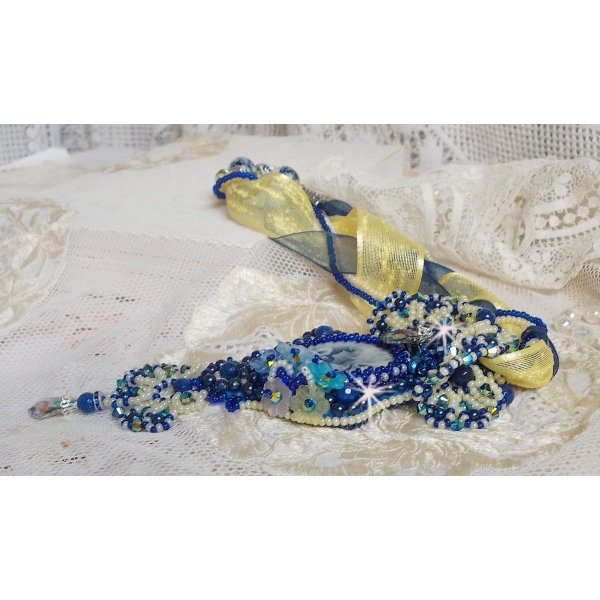Colar pendente Haute-Couture Blue Palace com contas de sementes coloridas e cristais Swarovski