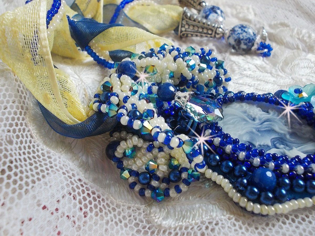 Colar pendente Haute-Couture Blue Palace com contas de sementes coloridas e cristais Swarovski