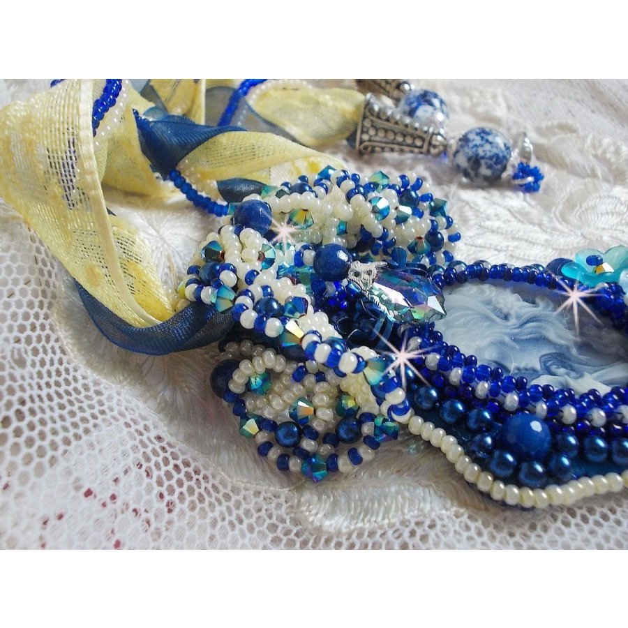 Colar pendente Haute-Couture Blue Palace com contas de sementes coloridas e cristais Swarovski