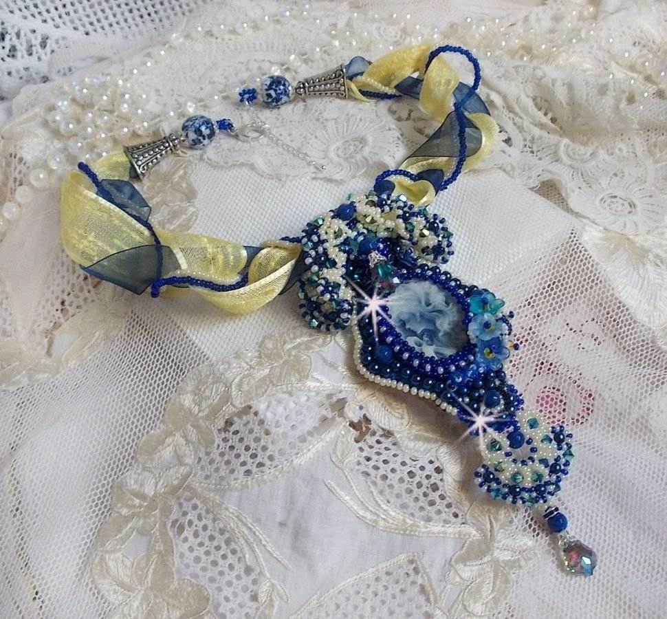 Colar pendente Haute-Couture Blue Palace com contas de sementes coloridas e cristais Swarovski