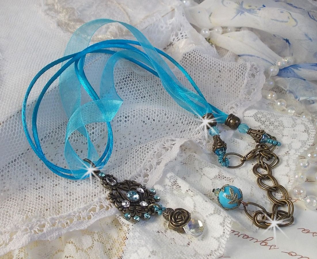Colar pendente Lady in Blue montado com cristais Swarovski, espaçadores de flores, copos de folhagem e fitas