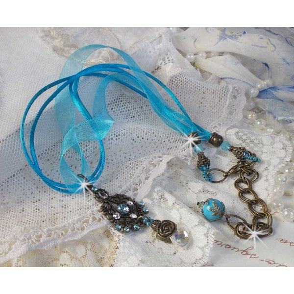 Colar pendente Lady in Blue montado com cristais Swarovski, espa&ccedil;adores de flores, copos de folhagem e fitas