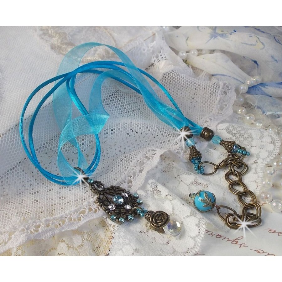 Colar pendente Lady in Blue montado com cristais Swarovski, espaçadores de flores, copos de folhagem e fitas