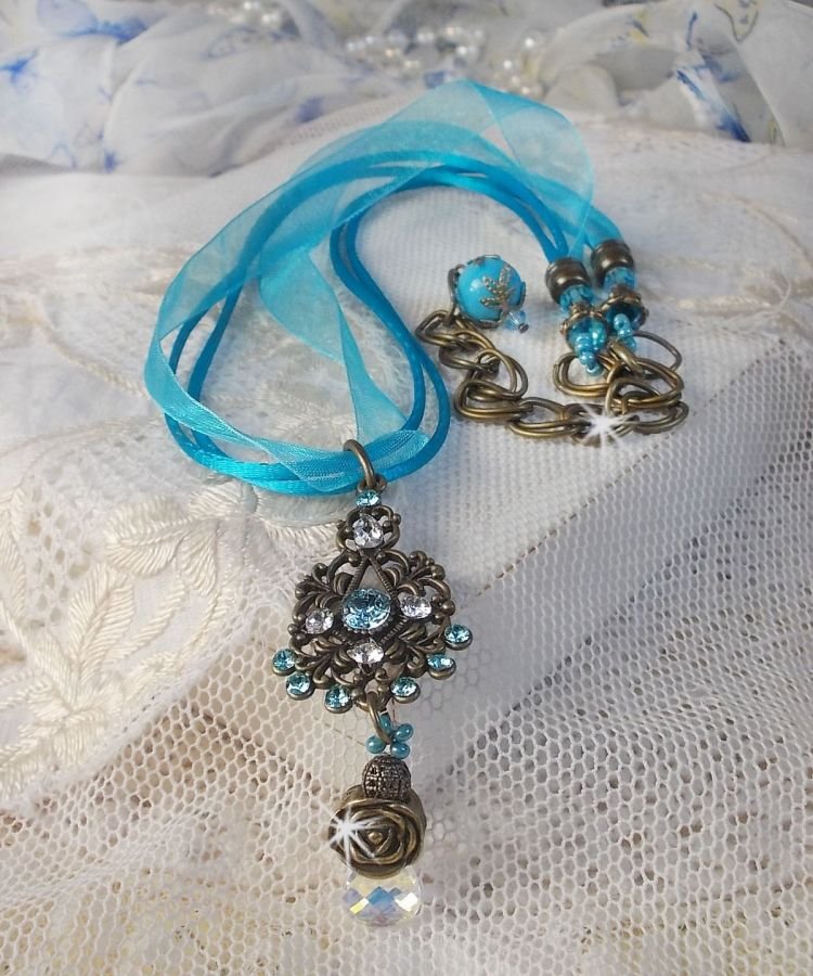 Colar pendente Lady in Blue montado com cristais Swarovski, espaçadores de flores, copos de folhagem e fitas