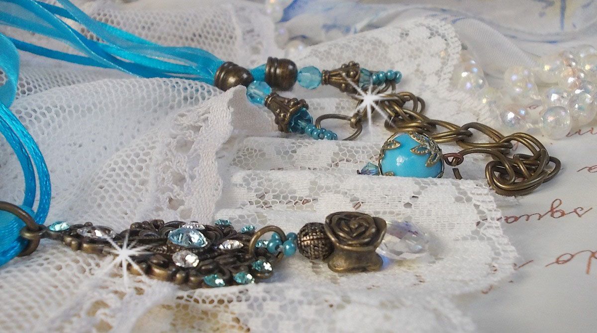 Colar pendente Lady in Blue montado com cristais Swarovski, espaçadores de flores, copos de folhagem e fitas